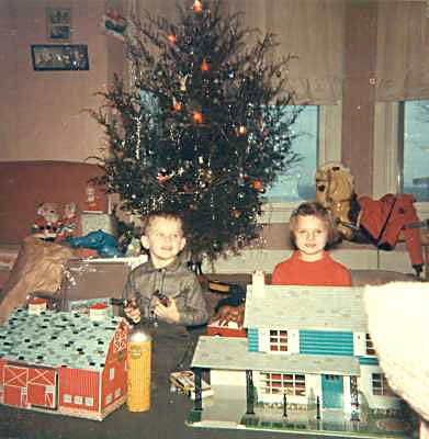 1960s Christmas morning photo  OMGosh!!!! sis and I had the farm set and I got the doll house that's in the picture.... Old School Christmas, Christmas Pictures Vintage, 1960s Christmas, Old Time Christmas, Vintage Christmas Photos, Old Christmas, Old Fashioned Christmas, Christmas Memory, Christmas Past