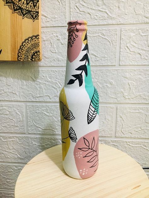 Bottle Art Ideas, Easy Bottle Art, Bottles Decoration Diy, Beer Bottle Art, Bottle Art Projects, Painted Glass Bottles, Hand Painted Wine Bottles, Hand Painted Bottles, Glass Bottle Diy