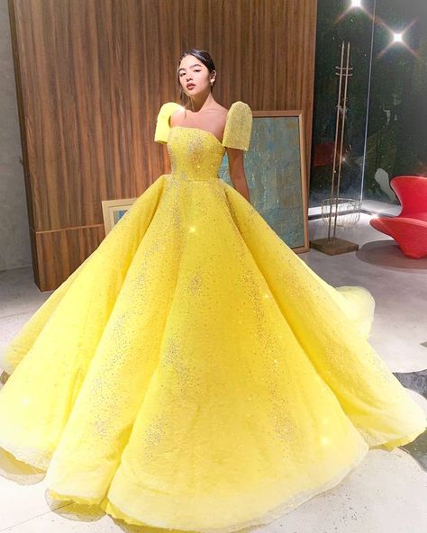 Andrea Brillantes | Blythe on Instagram: “"Belle of the Ball"💛🌹 #AndreaBrillantes for #AbsCbnBall2019  Gown by @michaelleyva_ • | #blythebrilliants #andreabrillantes #brilliants” Blythe Andrea, Filipino Debut, Yellow Gowns, Debut Dress, Modern Filipiniana Gown, Debut Gowns, Modern Filipiniana Dress, Short Sleeve Prom Dresses, Filipiniana Wedding