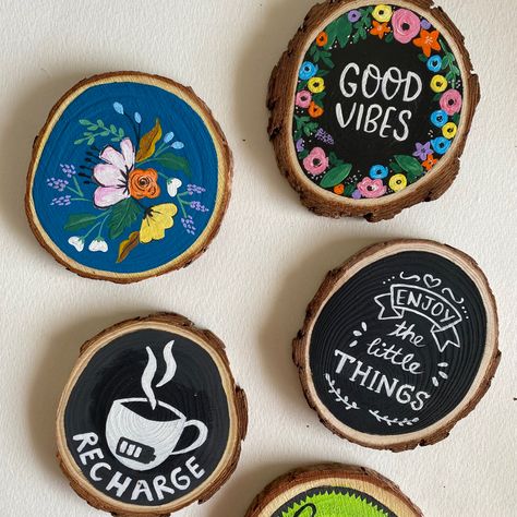 Coaster Drawing Ideas, Mini Wood Slice Painting, Aesthetic Coaster Painting, Mdf Coaster Ideas, Mdf Keychain Painting, Small Wood Painting Ideas, Diy Coaster Painting Ideas, Costers Diy Wooden, Coaster Painting Ideas Aesthetic