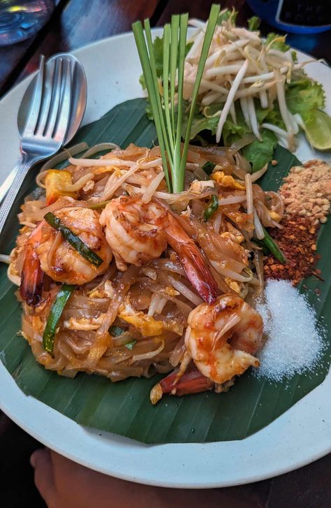 Best Thai Dishes | 21 Best Foods To Try In Thailand Thailand Breakfast, Bangkok Thailand Aesthetic, Thai Lunch, Thailand Street Food, Traditional Thai Food, Thai Food Menu, Food Thailand, World Street Food, Thailand Shopping