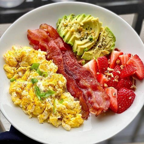 KETO FOR LOVE on Instagram: “- Fluffy scrambled eggs, strawberries, pecans, avocado and crispy bacon! All the good fats. . - ❤️Follow @keto_forlove to get daily keto…” Easy Keto Breakfast, Fluffy Scrambled Eggs, Scrambled Egg, Easy Healthy Meal Prep, Healthy Food Dishes, Healthy Food Motivation, Healthy Lifestyle Food, Good Fats, Crispy Bacon