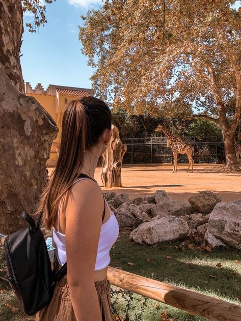 Zoo Photography Ideas, Pictures At The Zoo Ideas, Zoo Pics Ideas, Aesthetic Zoo Pictures, Zoo Pose Ideas, Zoo Instagram Pictures, Zoo Aesthetic Outfit, Zoo Aesthetic With Friends, Zoo Date Aesthetic