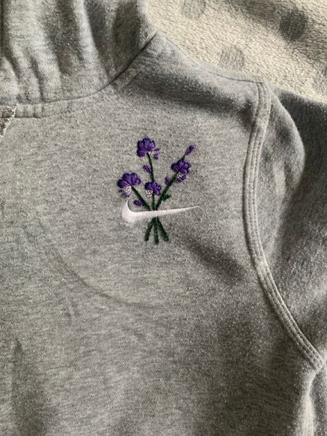 Simple Embroidery Designs Hoodie, Simple Hoodie Embroidery, Nike Flower Embroidery Sweatshirt, Shirt Flower Embroidery, Nike Hoodie Embroidery, Embroidery Hoodies Inspiration, Hoodies Embroidery Designs, Cute Embroidered Hoodies, Nike Hand Embroidery