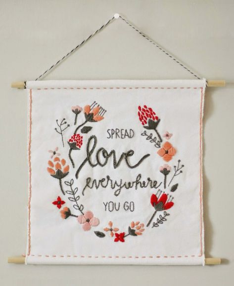 More than 13 DIY Canvas Banner and Pennant Tutorials. So many cute ideas for fun craft projects! #canvasbanner #canvaspennant #DIY #tutorial #diycanvasbanner Diy Fabric Banner, Handmade Valentine Gifts, Holidays Crafts, Canvas Banner, Pretty Life, Diy Bebe, Board Quotes, Valentine Projects, Valentine Decor