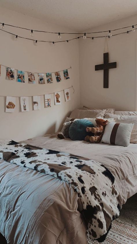 Cowboy Dorm Room Ideas, Country Theme Dorm Room, Room Decor Western Bedrooms, Western Room Ideas For Small Rooms, Western Photo Collage Wall, Cow Print Aesthetic Room, Cute Bedroom Ideas Country, Boho Bedroom Western, Country Dorm Decor