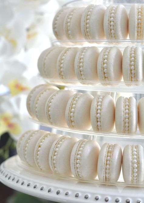 White Macarons Wedding, Wedding Favor Macarons, Wedding Catering Dessert, Macaroons Wedding Favor, Macaroon Cake Wedding, Tea Party Macarons, Food Tower Ideas, Macaron Tower Cake, Bridal Macarons