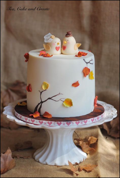 Tea, Cake & Create: Autumn Leaves Tutorial Cake Decorating Autumn, Autumn Fondant Cake, Autumn Leaf Cake, Autumn Cakes Ideas Fall, Leaves Cake, Autumn Cake Birthday, Fall Cakes Ideas, Autumn Cake Design, Birthday Cake Autumn