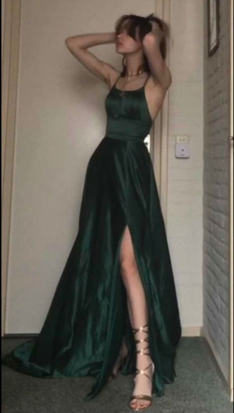 Body Type And Dresses, Dark Green Long Dresses, Cute Outfits For Graduation Party, Green A Line Prom Dress, Bday Dresses For Women, Green Dress Fancy, Simple Long Dresses, Prom Green Dress, Prom Dresses Inspiration