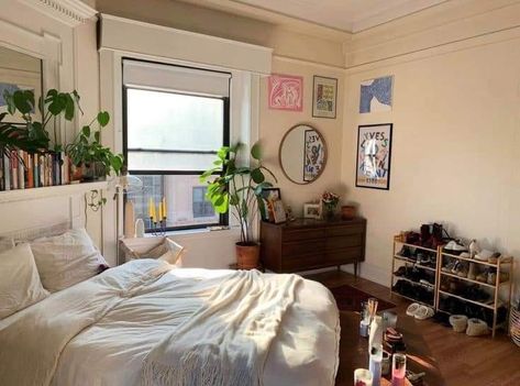 London House Interior Bedroom, London Bedroom Decor, Uni Bedroom Decor, University Girl, Uni Room, Bedroom Deco, Redecorate Bedroom, Dreamy Room, Dream Room Inspiration