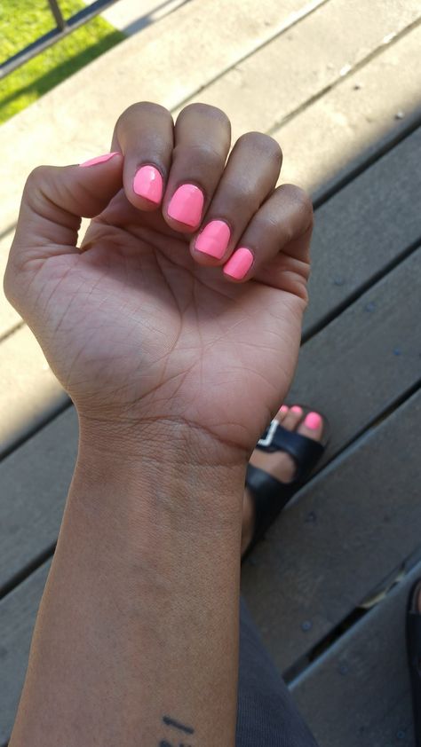 Beachy Nails Colors Summer, Hot Pink Dip Nails, Hot Pink Nails Short, Hot Pink Short Nails, Short Hot Pink Nails, Hot Pink Gel Nails, Spring Vacation Nails, Nail Color Inspiration, Pink Shellac Nails