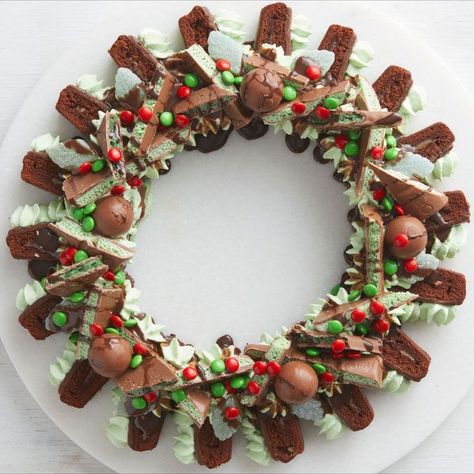 Dessert Christmas Wreath, Christmas Decor Ideas Australia, Wreath Dessert Christmas, Christmas Dessert Wreath, Christmas Food Wreath, Air Fryer Brie, Dessert Wreath, Christmas Wreath Dessert, Wreath Dessert