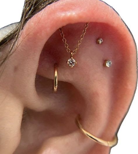 Cute Piercings, Piercings Unique, Body Jewelry Piercing, Earrings Inspiration, Tragus Piercings, Stacked Jewelry, Jewelry Lookbook, Pretty Jewellery, Ear Jewelry