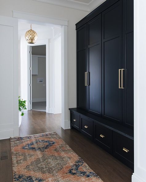 Home Bunch on Instagram: “The black mudroom cabinet is painted in Benjamin Moore Black and it features honed Absolute Granite ledge.  See this gorgeous home on Home…” Black Mudroom, Vstupná Hala, Mudroom Cabinets, Mudroom Lockers, Mudroom Laundry Room, Black Drawers, Mudroom Design, Townhouse Designs, Bench Diy