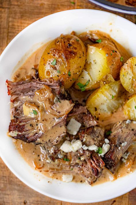 Steakhouse Pot Roast with Blue Cheese Gravy is an 1-pot budget meal that tastes like a restaurant dinner! #dinner #potroast #steakhouse #bluecheese #weeknightdinner #dinnerthendessert Meaty Lunch Ideas, Steakhouse Pot Roast, Pot Roast Baked Potato, Men With The Pot Recipes, Hungry Man Meals, Healthy Cold Weather Meals, Rustic Dinner Recipes, Chuck Roast Meat Recipes, Steak And Ale Restaurant Recipes