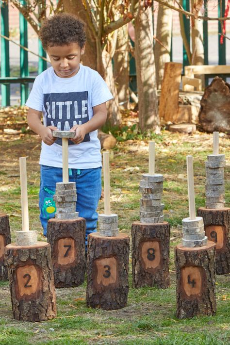 Child sliding rings onto a numbered tree stump. Nature Based Classroom, Outdoor Playscapes, Preschool Garden, Forest School Activities, Outdoor Learning Spaces, Track Team, Number Lines, Farm School, Outdoor Play Areas