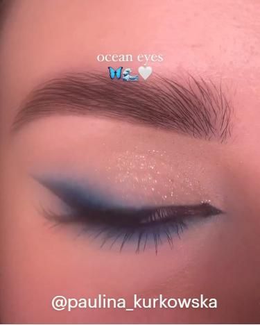 Blue Ocean Eyeshadow Look Eyeliner Bleu, Blue Eyeshadow Tutorial, Blue Eyeliner Makeup, Blue Eyeshadow Makeup, Blue Makeup Looks, Prom Eye Makeup, Eye Makeup Techniques, Applying Makeup, Eye Makeup Designs