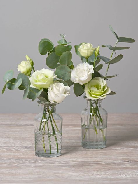 White And Greenery Wedding Centerpieces Simple, Small Vase Flower Arrangements, Mini Vases With Flowers, Centerpieces Bud Vases, Vase Centerpiece Wedding, Wedding Bud Vases, Simple Floral Centerpieces, Small Vases With Flowers, Bud Vases Wedding