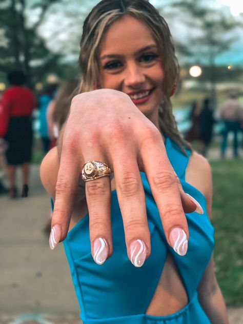 Nails For Year 6 Graduation, Senior Photo Nail Ideas, Graduation Photo Nails, Senior Portrait Nails, College Ring Ceremony Outfit, Class Ring Picture Ideas, Senior Photos Nail Ideas, Class Ring Senior Pictures, Nails For Senior Pics