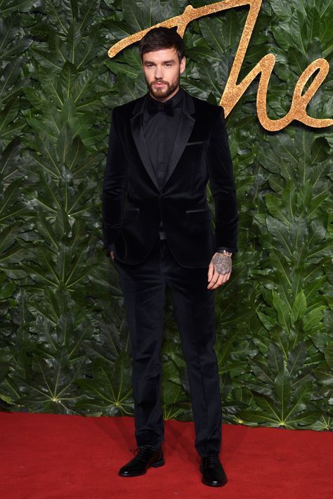 Feeling festive: Liam Payne wears a black velvet tuxedo from HUGO #PreSpring19 for the British Fashion Council #iamHUGO Black Velvet Blazer Outfit, Velvet Jacket Outfit, All Black Tuxedo, Velvet Blazer Outfit, Essentials Outfit, Black Velvet Suit, Grooms Men, Prom For Guys, Blazer Outfits Men