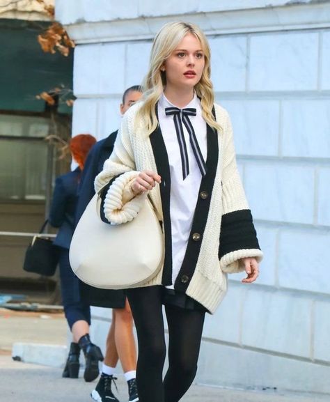 Emily Lind as Audrey Hope on set for the Gossip Girl reboot Lauren Harris, Audrey Hope, Alissa Salls, Estilo Gossip Girl, Stile Blair Waldorf, Gossip Girl Reboot, Gossip Girl Outfits, Look Office, Estilo Indie