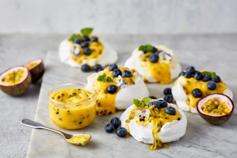 Passionfruit Australia Mini Pavlovas with Passionfruit Curd - Passionfruit Australia Passion Fruit Pavlova Recipe, Pavlova Filling Ideas, Passionfruit Pavlova, Passion Fruit Pavlova, Passion Fruit Dessert, Mini Pavlova Recipe, Passion Fruit Meringue, Pavlova Mini, Passionfruit Dessert