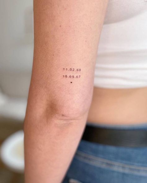 Dates Tattoo, Tattoo Aesthetics, Fine Tattoo, Grandparents Tattoo, Date Tattoo, Tattoo Ideas Female Meaningful, Small Girly Tattoos, Date Tattoos, Mom Tattoo Designs