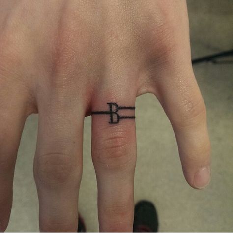 Cute wedding ring tattoo. Letter. Tattooed Rings, Letter B Tattoo, Tattoo Side, Ring Tattoo Designs, Wedding Band Tattoo, Tattoo Band, Ring Tattoo, Wedding Ring Tattoo, Tattoo Wedding Rings