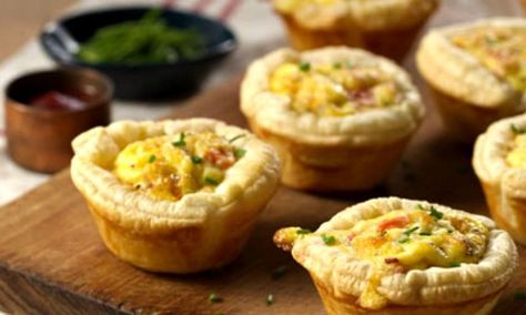 Made using Bega Farmers' Tasty Cheese, these pies are the perfect thing to whip up when you need finger food at any party - whether it's for adults or kids. Mini Quiche Lorraine, Egg And Bacon Pie, Mini Quiche Recipes, Bacon Pie, Quiche Lorraine Recipe, Egg And Bacon, Mini Tarts, Breakfast Party Foods, Mini Quiches