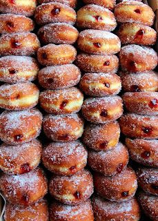 Powdered Jelly Donut, Homemade Jelly Donuts Recipe, Donut Cake Ideas, Donuts From Biscuits, Jelly Donuts Recipe, Donuts Fried, Donuts Glazed, Donuts Shop, Jelly Donuts