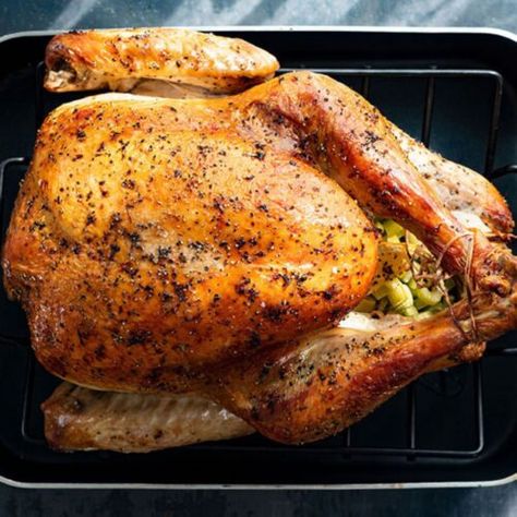 Preparing A Turkey, Turkey In Oven, Turkey In A Bag, Roast Turkey Recipes, Turkey Brine, Oven Roasted Turkey, Roast Turkey, Turkey Recipe, Cooking Turkey