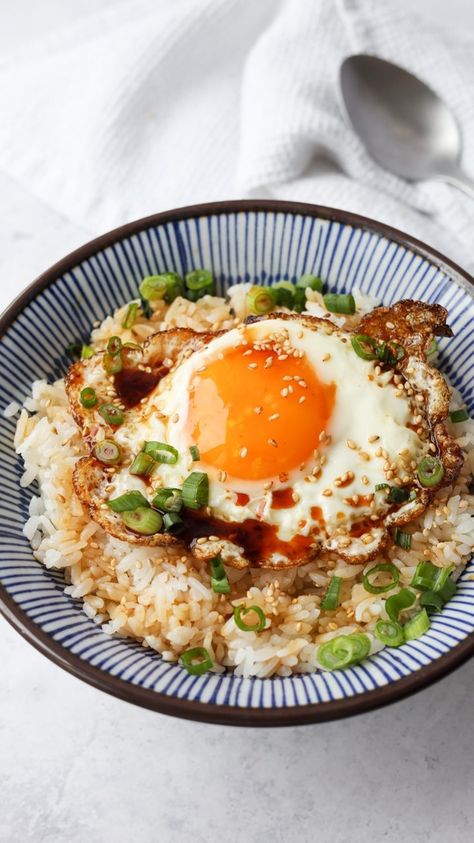 Korean Egg Rice, Gyeran Bap, Egg Rice Recipe, Korean Egg, Egg Rice, Fried Rice With Egg, Asian Rice, Egg Fried Rice, Korean Dishes