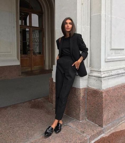 8 Staple Pieces You Need For The Perfect All Black Outfit - Society19 UK All Black Outfits For Women, Minimal Stil, Work Outfits Frauen, Minimalist Moda, Winter Outfits For Work, All Black Outfit, Work Outfits Women, 가을 패션, Work Attire