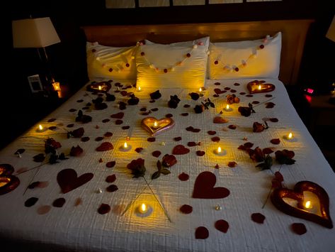 Romantic Candles Bedroom, Romantic Bedroom Colors, Romantic Hotel Rooms, Valentines Bedroom, Romantic Room Surprise, Romantic Dinner Decoration, Romantic Room Decoration, Surprise Boyfriend, Romantic Date Night Ideas