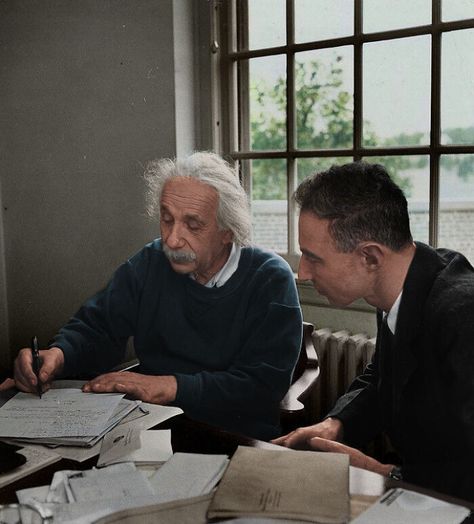 J. Robert Oppenheimer And Albert Einstein, 1947 J Robert Oppenheimer, Perang Dunia Ii, Robert Oppenheimer, Richard Feynman, Physics And Mathematics, Destroyer Of Worlds, E Mc2, Physicists, Daily Pictures