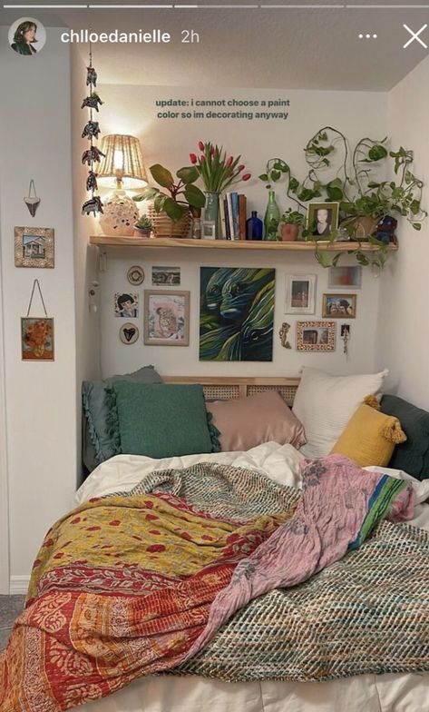 House Rooms Design, Clean Maximalist Bedroom, Boho Gaming Room, Dorm Room Designs Boho, Granola Room Aesthetic, Playhouse Renovation, Uni Room Aesthetic, Aesthetic Dorms, Eclectic Dorm Room