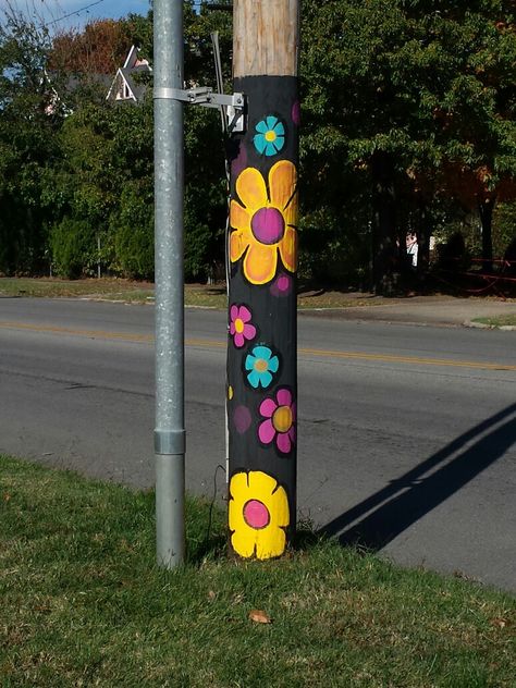 Pole painting fall 2016 Moon City Creative District . Flower Power #artistlindapasseri#mooncitycreativedistrict Painted Telephone Poles, Painted Porch Posts, Art Poles For Garden Diy, Power Pole Ideas, Garden Poles Painted, Telephone Pole Painting, Peace Pole Diy, Painted Posts, Pole Painting