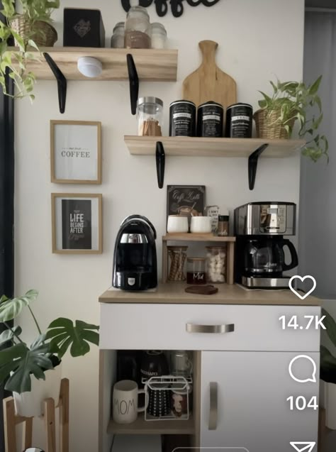 Koffie Stations, Instagram Story Coffee, Coffee Bar In Kitchen, Bar In Kitchen, Office Coffee Station, Cofee Bar, Coffee Bar Ideas Kitchen Counter, Kitchen Coffee Bar, Coin Café