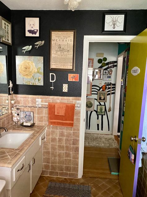 90s Bathroom Decor, Punk Bathroom, 90s Bathroom, Artsy Vibe, Amazing Artwork, Barbie Dream, Eclectic Interior, House Goals, 70s Inspired