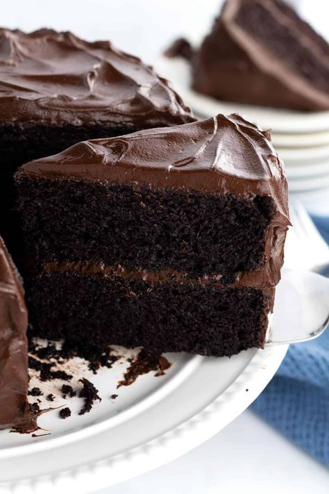 Chocolate Cake Moist, Chocolate Coffee Cake, White Chocolate Desserts, Dark Chocolate Desserts, Chocolate Cake With Coffee, Chocolate Cake Recipe Moist, Chocolate Fudge Frosting, Homemade Chocolate Cake, Fudge Frosting