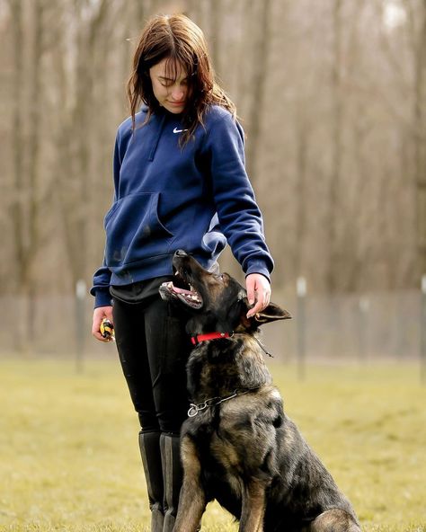 Rugged Outfit For Women, Dog Training Pictures, Dog Training Photography, Dog Training Photos, Dog Trainer Aesthetic, Igp Dog, Dog Training Aesthetic, Trainer Aesthetic, Trained Dog