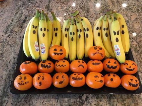 Halloween Clementine Pumpkins, Banana Ghosts Halloween, Clementine Pumpkin Snacks, Clementine Jack O Lanterns, Class Halloween Party Treats, Hallowen Food Ideas Easy, Halloween Snacks And Treats For School, Banana Halloween Treats, Fruit For Halloween Party