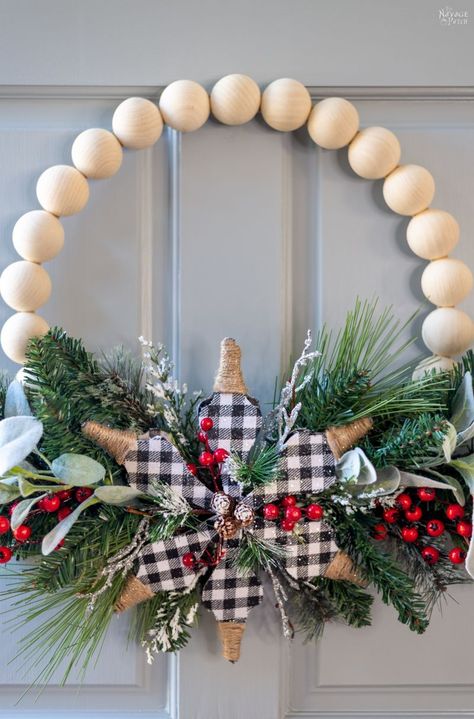 Wood Bead Decor Diy, Wood Beaded Wreath Ideas, Diy Beaded Wreaths For Front Door, Christmas Wreath With Wooden Beads, Christmas Beaded Wreaths, Bead Wreaths Diy Christmas, How To Make A Beaded Wreath, Wood Bead Wreath Christmas, Wooden Ball Christmas Wreath