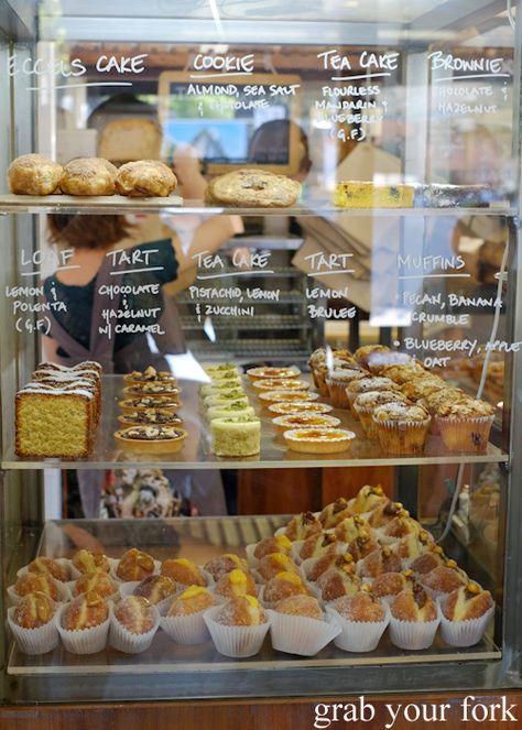 Cake Display Ideas Cafe, Cake Shop Display Ideas, Cafe Cake Display Ideas, Cake And Cookie Display, Coffee Shop Cakes Ideas, Coffee Shop Bakery Ideas, Bakery Shop Ideas, Cafe Cake Display, Bakery Store Design