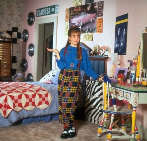 Clarissa Darling's bedroom was as eclectic as her personal style, and somehow she made an explosion of prints -- not to mention a collection of hubcaps and license plates -- work. Most importantly, her room featured an essential component of '90s: A window next to a large tree for her best friend to climb in and out of. 90s Room, Clarissa Explains It All, 90s Bedroom, 80s Room, 80s Bedroom, Melissa Joan Hart, Retro Bedrooms, Aesthetic Retro, Tv In Bedroom