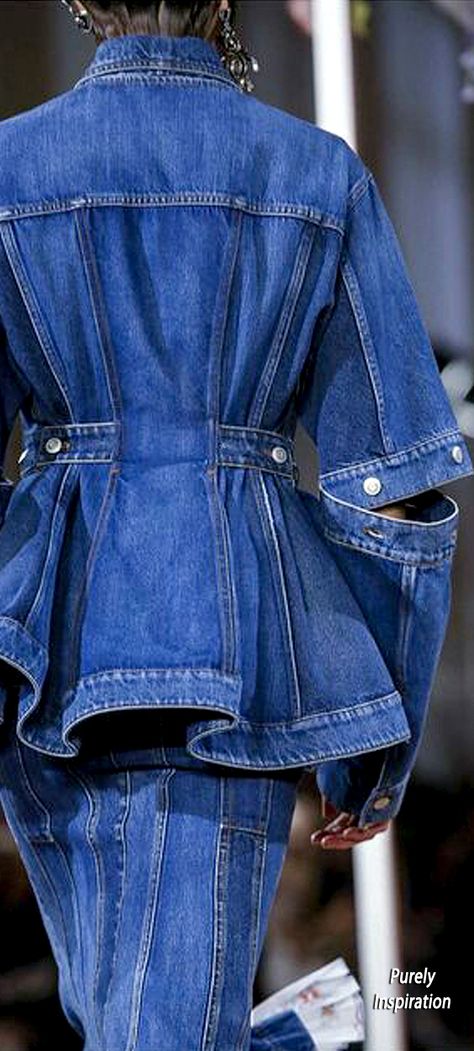 Alexander Mcqueen Ready To Wear, Look Jean, Mcqueen Fashion, Denim Outfits, Denim Inspiration, Denim Ideas, Upcycled Fashion, Denim Trends, Live Fashion