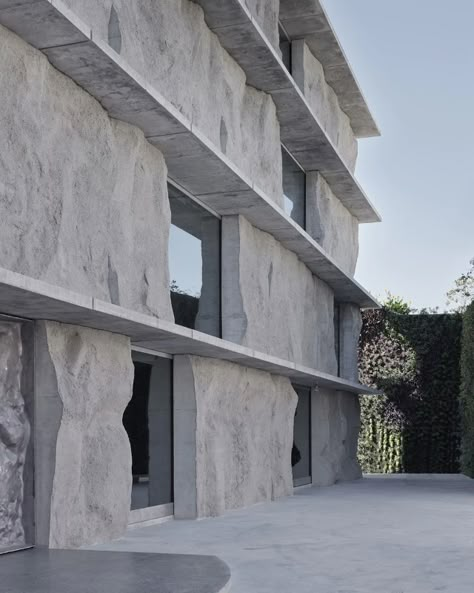 Studio Anne Holtrop designs a site-specific facade in Bahrain - Domus Anne Holtrop, Large Shutters, Corner Building, Green Corner, Vertical Garden Design, Concrete Facade, Plans Architecture, Stone Facade, Concrete Building