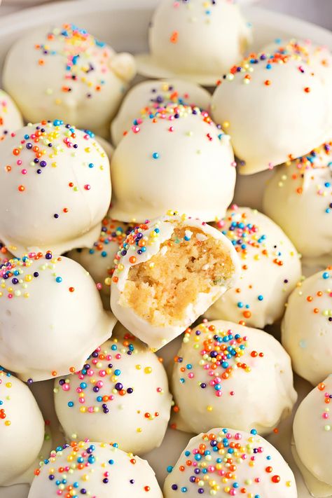 Cake Balls (Quick and Easy Recipe) - Insanely Good Christmas Cake Balls, Cake Pop Recipe Easy, Cake Ball Recipes, Quick And Easy Dinner Ideas, Funfetti Cake Mix, Canned Frosting, Birthday Cake Pops, Recipes Cookies, Leftover Cake