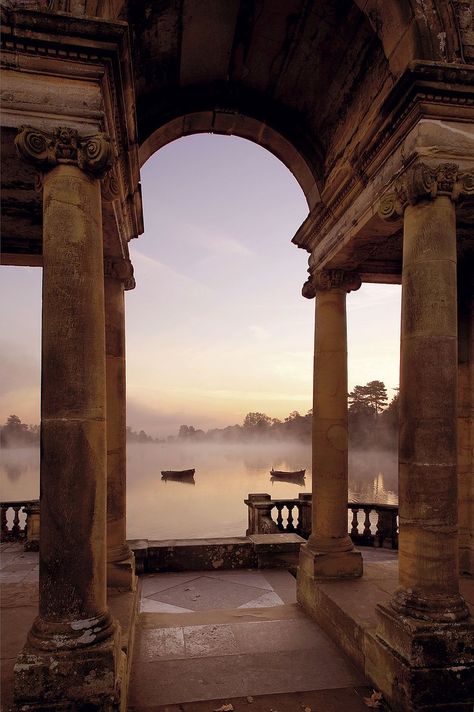 Jarrolds Castle Bed, Hever Castle, Abandoned Castles, Castle Garden, Italian Garden, Morning Sunrise, Anne Boleyn, Fantasy Castle, Beautiful Morning