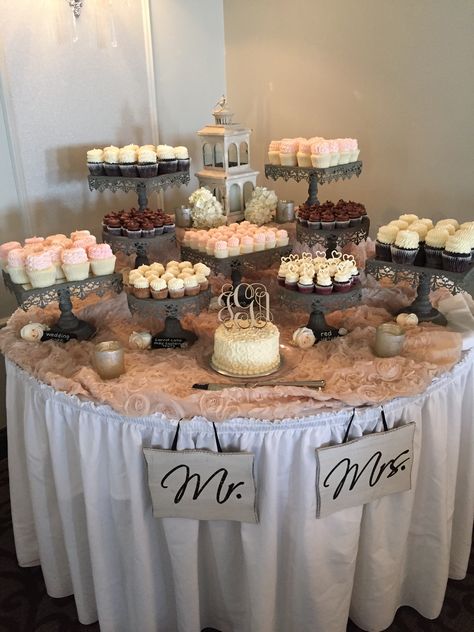 Cupcake Setup Display Wedding, Cupcake Arrangements Wedding, Cupcake Table Decorating Ideas, Cupcake Table Ideas, Wedding Cupcake Bar, Cupcake Displays For Weddings, Cake Table With Cupcakes, Display Dessert Table, Round Dessert Table Ideas